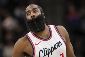 关于哈登连续十五场比赛得分超过势不可挡，篮网挑战极限！的信息开云官方网站